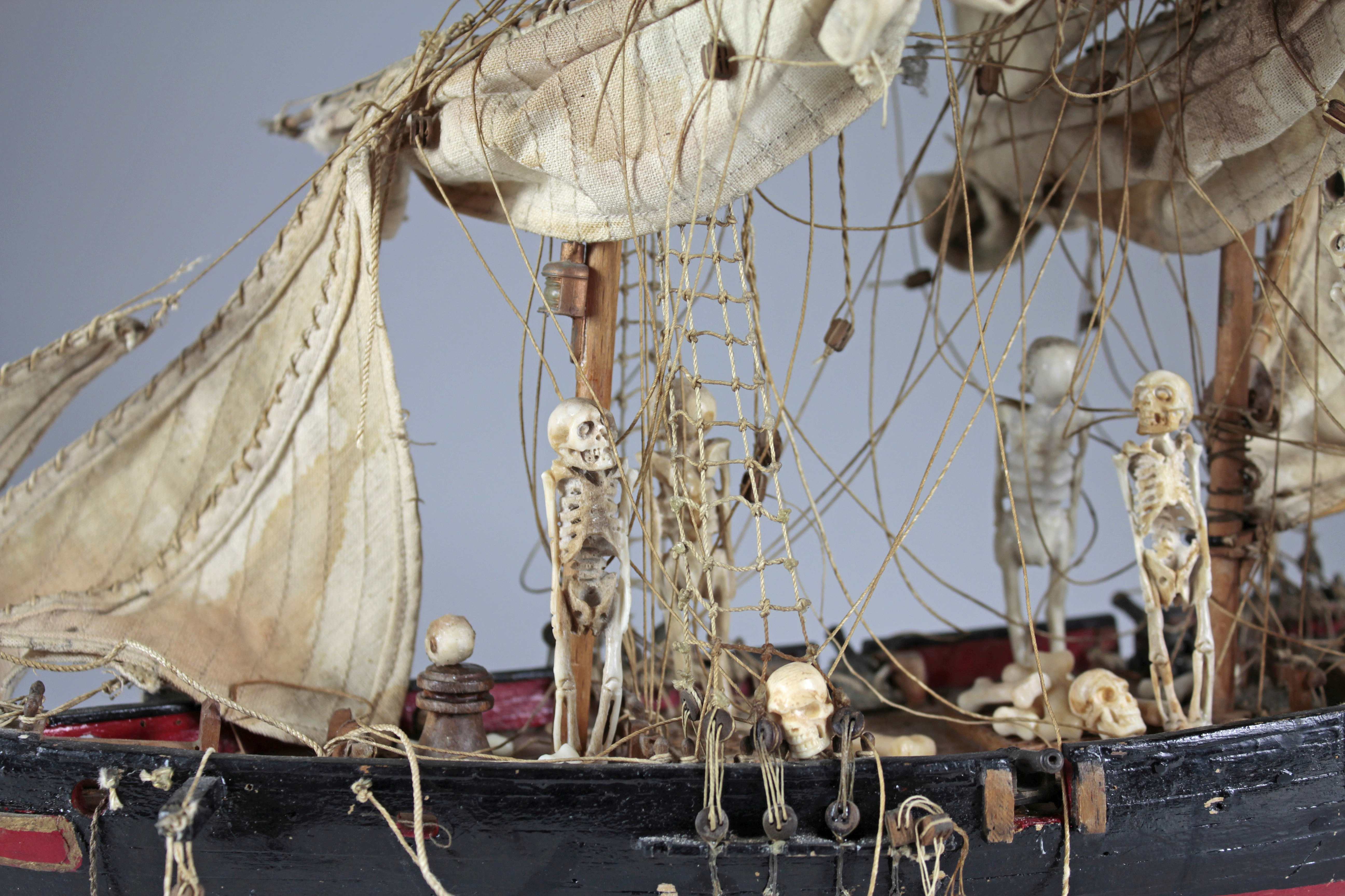 Totenschiff. Seemannsarbeit, 20. Jahrhundert, Schiffsmodell, Holz, Metall und Leinen, teilweise - Image 4 of 5