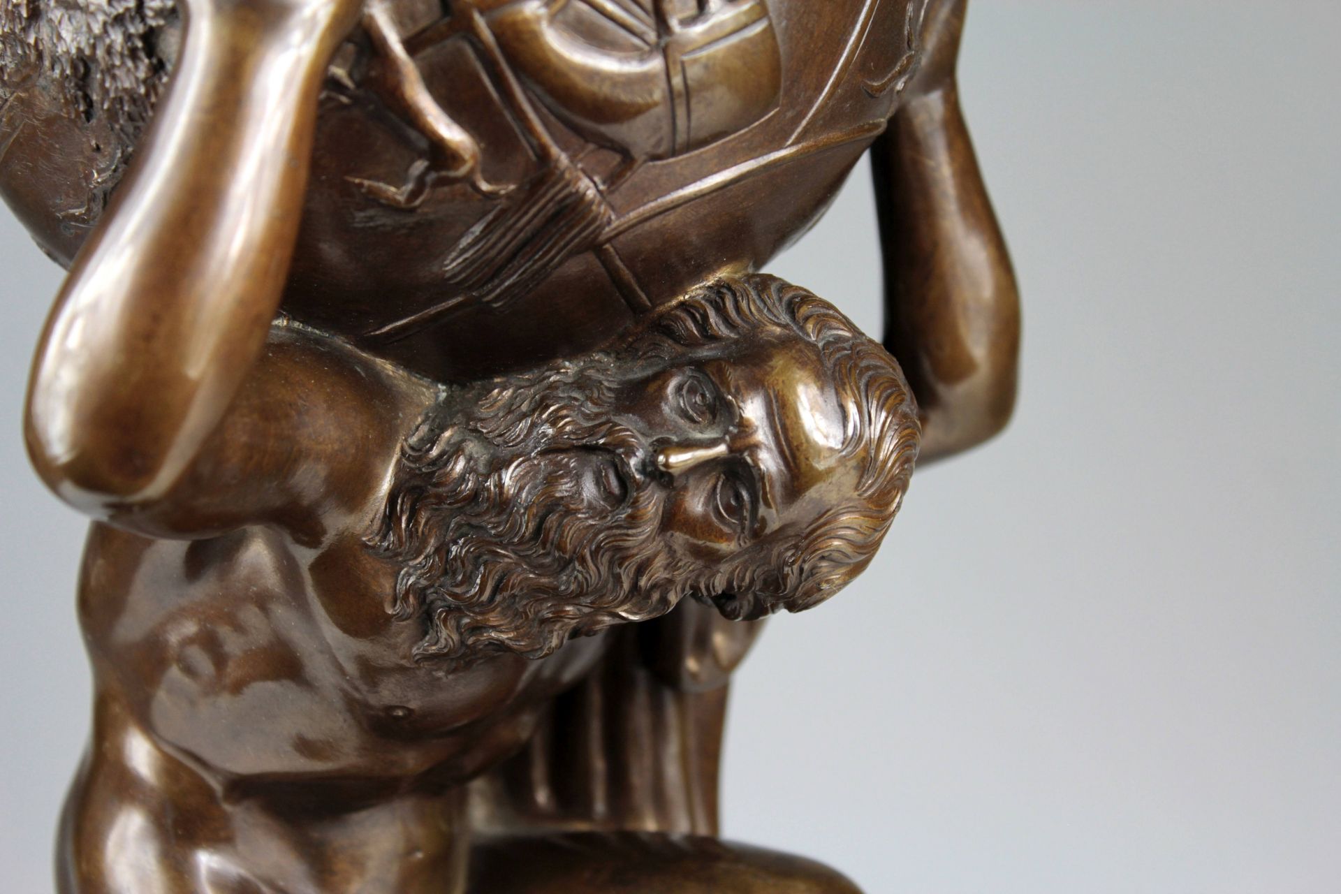 Seltenes Bronze-Modell nach der berühmten Skulptur des Atlas Farnese - Bild 3 aus 7