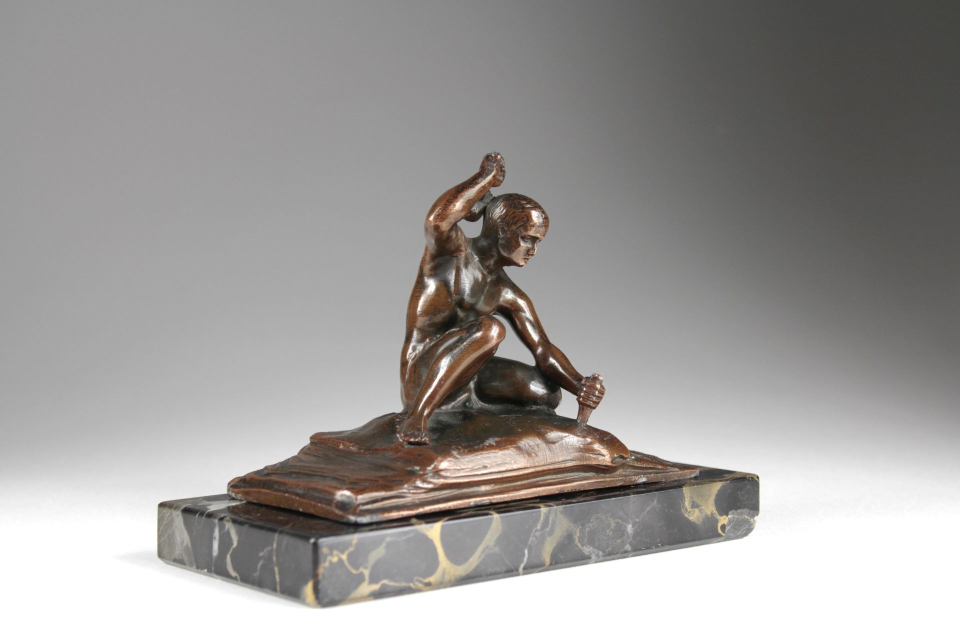 Bronze-Skulptur eines Hauers - Bild 2 aus 4