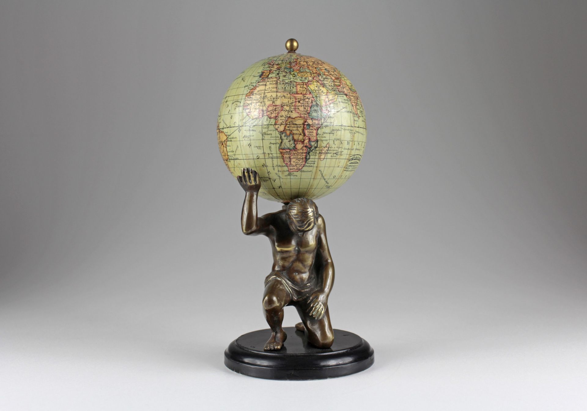 Erdglobus mit Erdglobus mit Atlas-Figur vom Columbus-Verlag