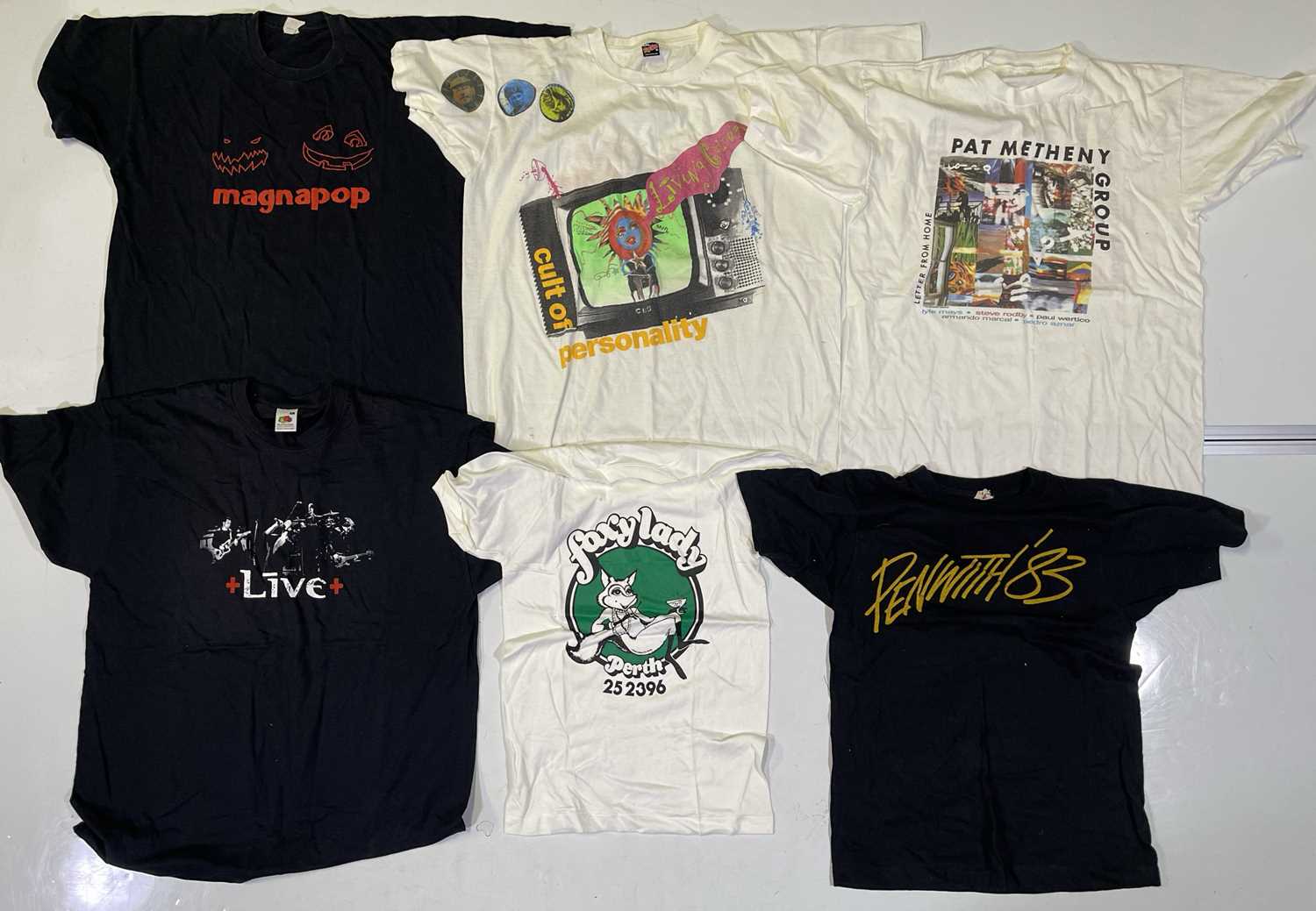 T-SHIRT AND TOUR CLOTHING COLLECTION - Image 3 of 6