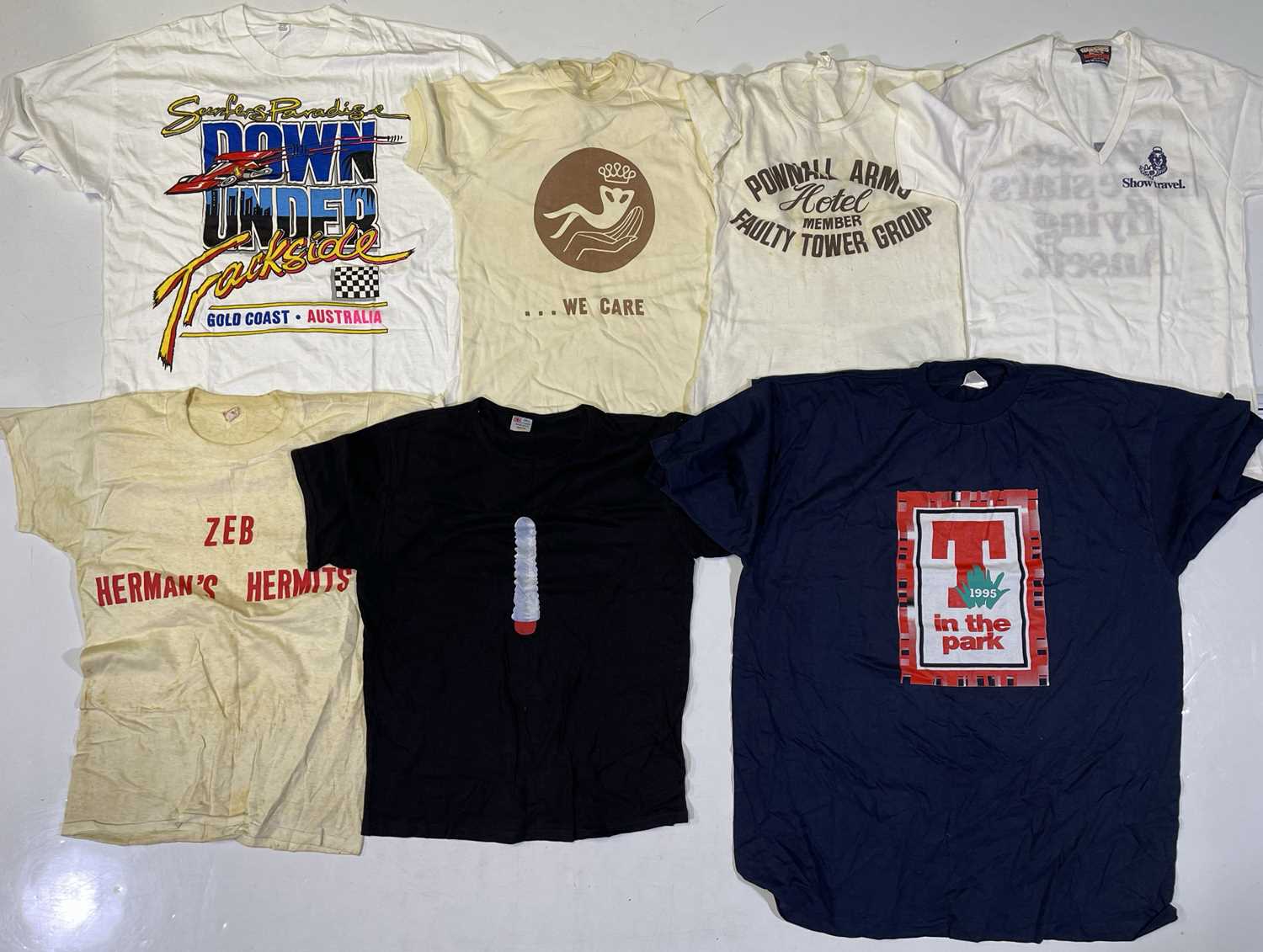 T-SHIRT AND TOUR CLOTHING COLLECTION - Image 4 of 6