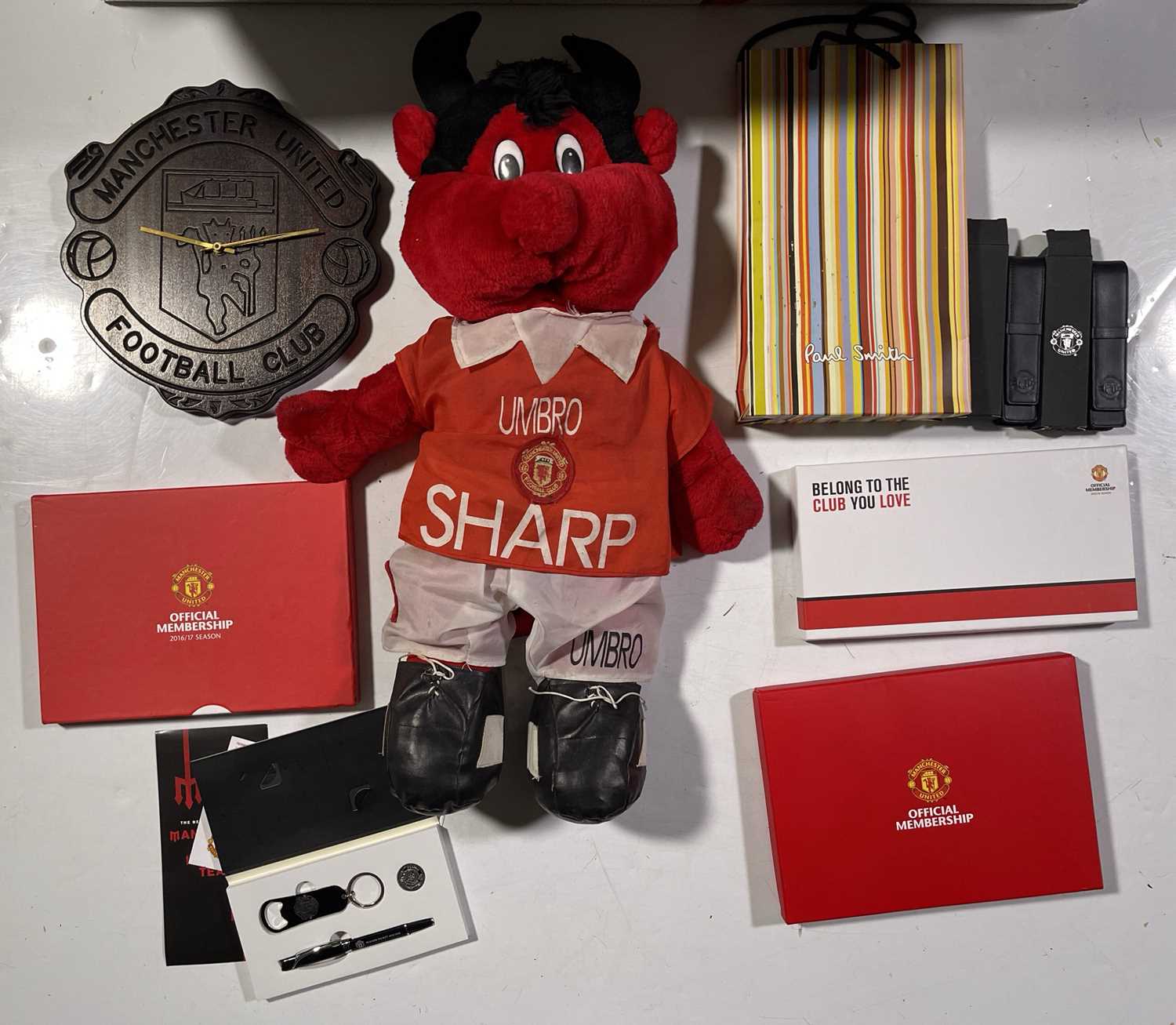 OFFICIAL 1999 MANCHESTER UNITED FIGURINE SET. - Image 3 of 3