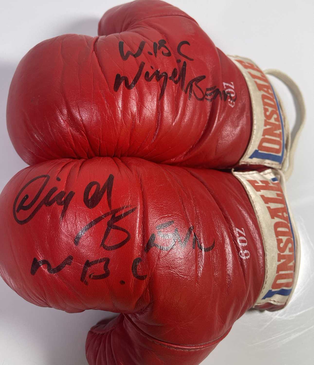 SPORTING MEMORABILIA INC NIGEL BENN SIGNED BOXING GLOVES/1991 ARSENAL SIGNATURES. - Image 4 of 7