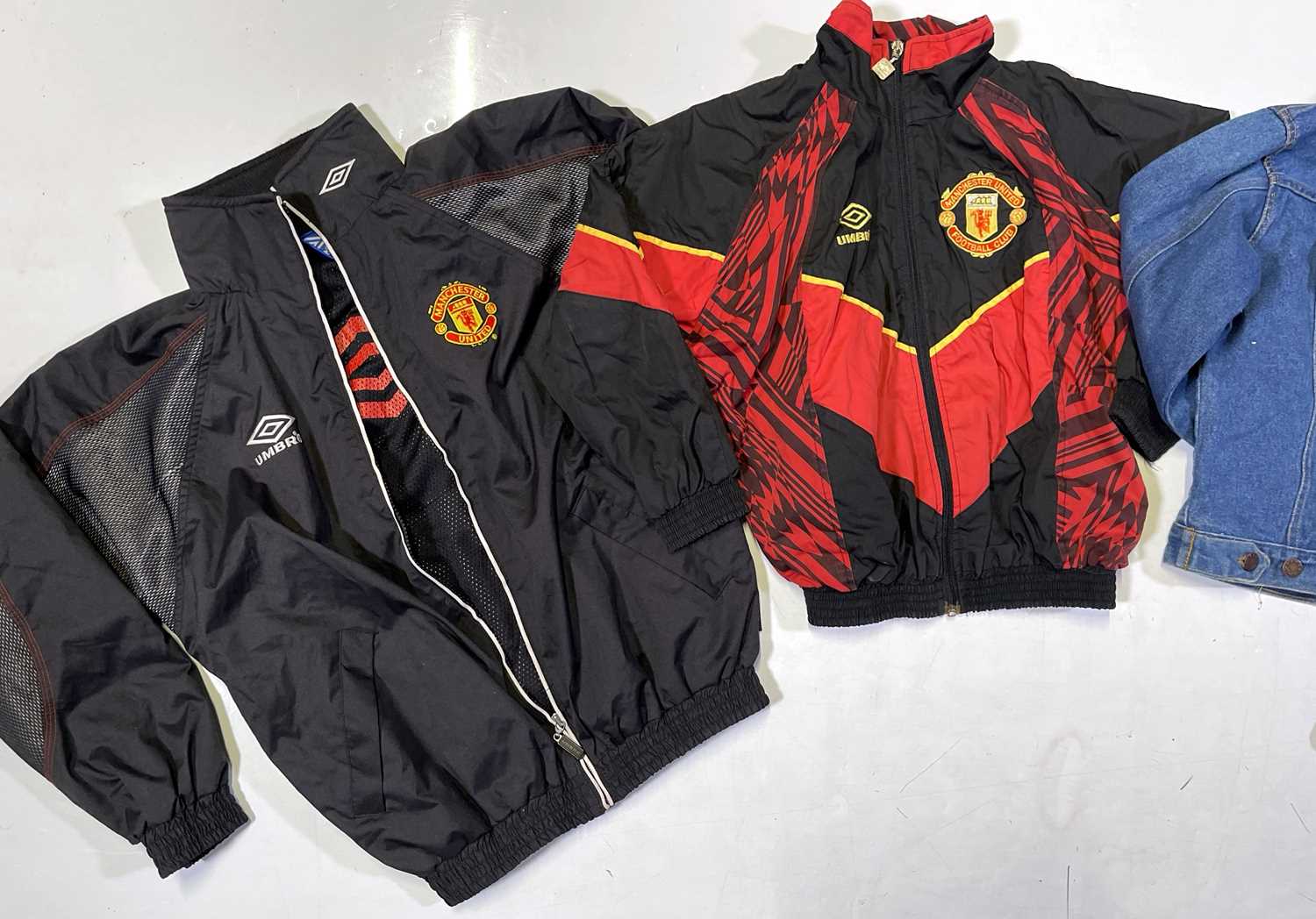 MANCHESTER UNITED - KIDS / JUNIOR FOOTBALL KITS/CLOTHING. - Image 2 of 3