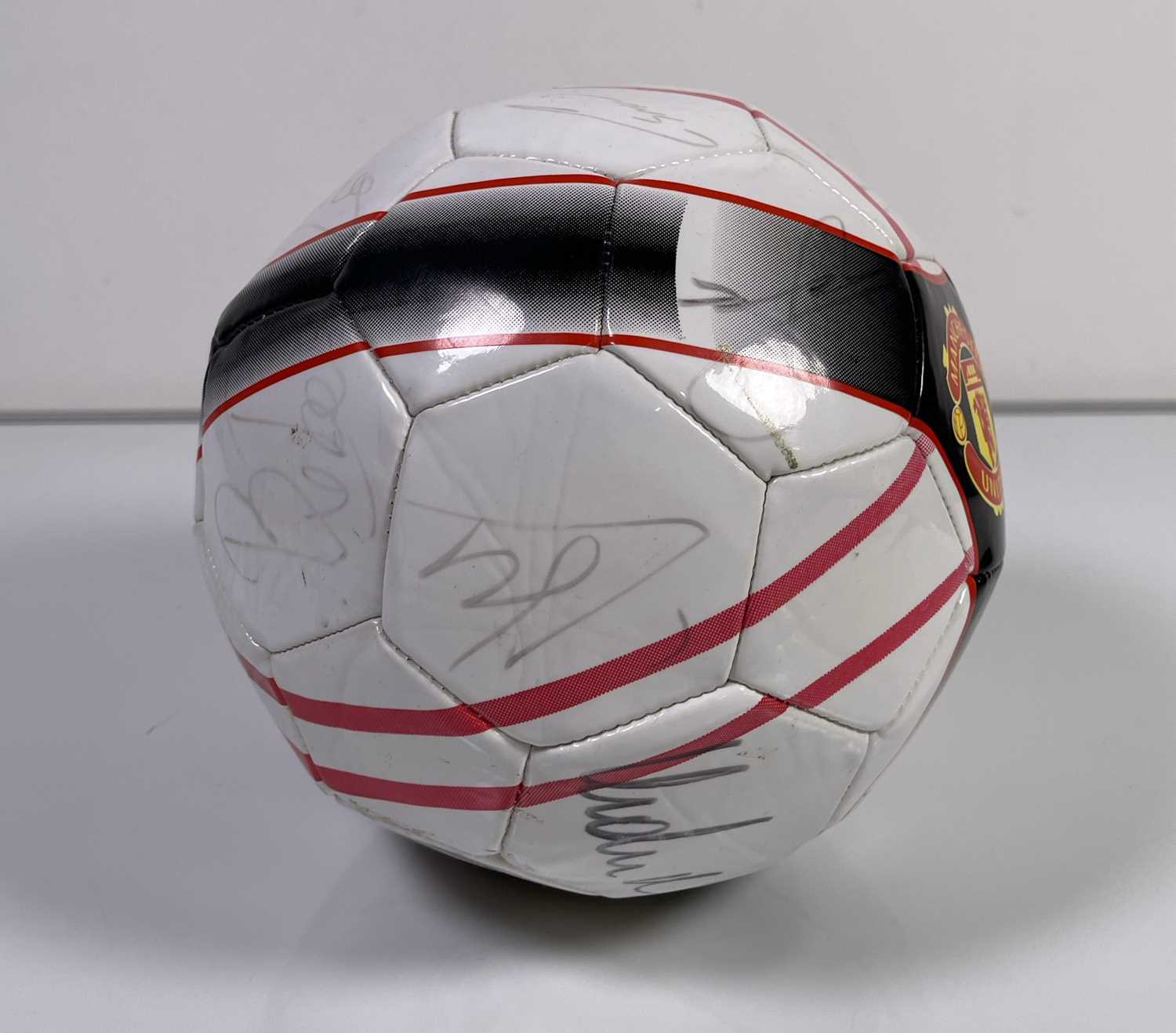 SIGNED MANCHESTER UNITED FOOTBALL. - Image 4 of 6