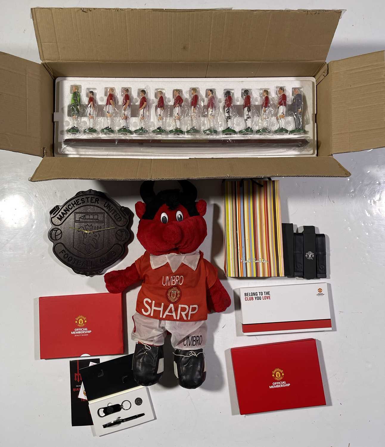 OFFICIAL 1999 MANCHESTER UNITED FIGURINE SET.