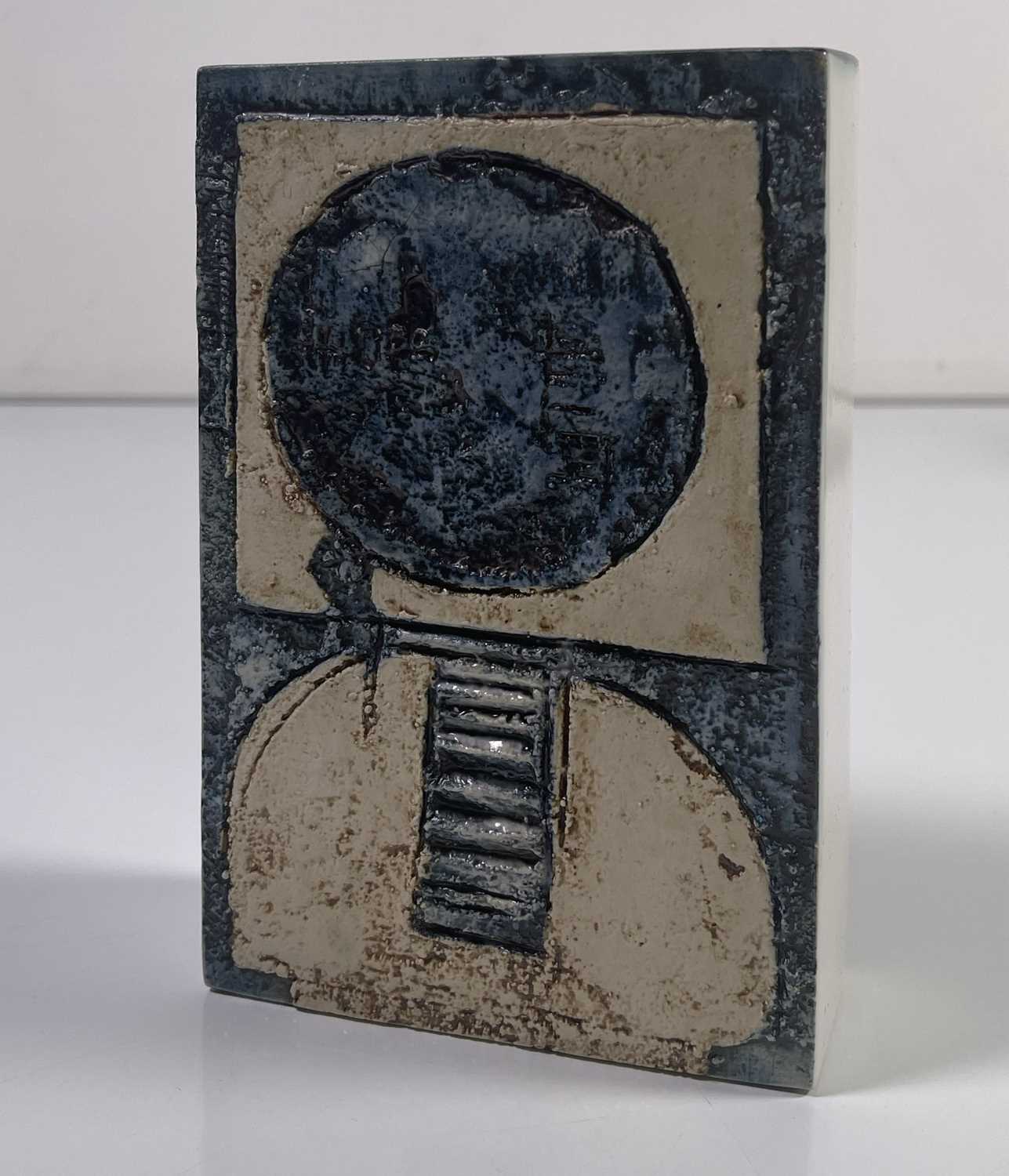 TROIKA - RECTANGULAR VASE BY MARILYN PASCOE. - Image 2 of 3