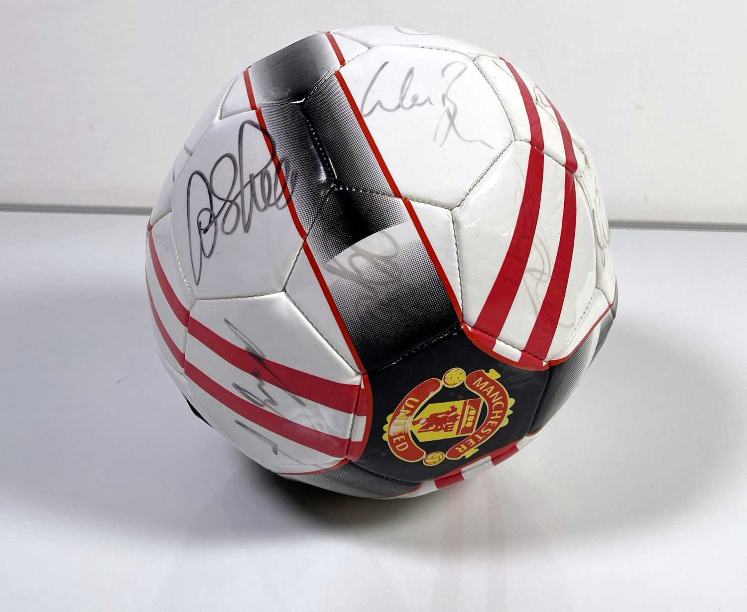 SIGNED MANCHESTER UNITED FOOTBALL.