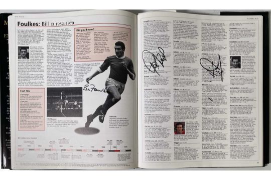 FOOTBALL MEMORABILIA - MULTI SIGNED MANCHESTER UNITED ENCYCLOPEDIA / GEORGE BEST SIGNED. - Image 12 of 24