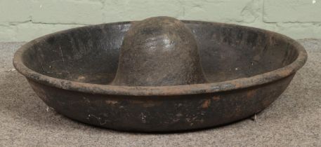 A vintage cast iron Mexican Hat trough. Diameter: 70cm.