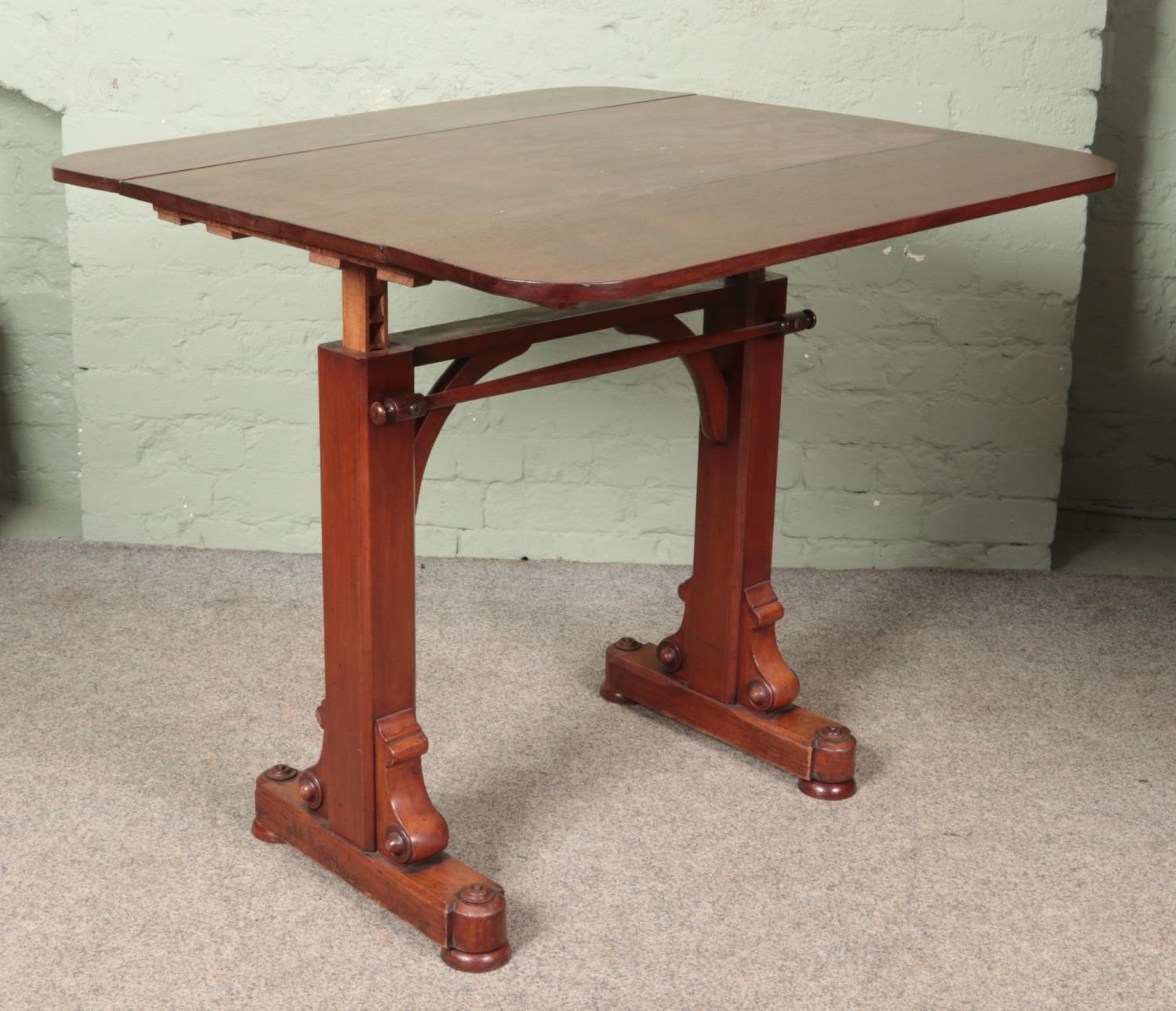 A Victorian mahogany drop leaf rise and fall buffet table. - Bild 2 aus 2