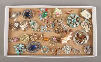 A tray of costume jewellery brooches. Includes white metal, yellow metal and ceramic examples.