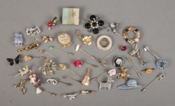 A tray of costume jewellery brooches and stick pins.