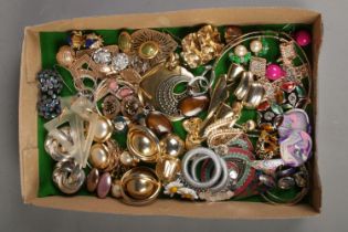 A tray of costume jewellery earrings.
