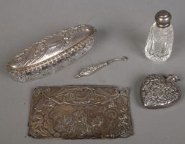 A quantity of silver. Includes heart shaped repousse scent bottle, etc. Silver weight 43g.