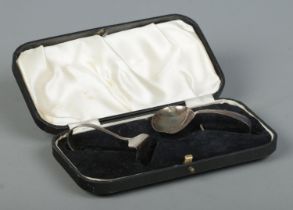 A cased silver baby feeding set. Assayed Sheffield 1936 by Viner's Ltd. 32g.