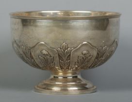 An Edwardian silver pedestal bowl with embossed and engraved decoration. Assayed London 1902 by Moss