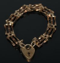 A 9ct gold gate bracelet with 9ct gold heart shaped clasp. 7.03g.