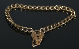 A 9ct gold bracelet with heart shaped clasp. 9.43g