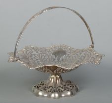 An Edwardian pierced silver basket with swing handle. Assayed Birmingham 1905 by Elkington & Co.