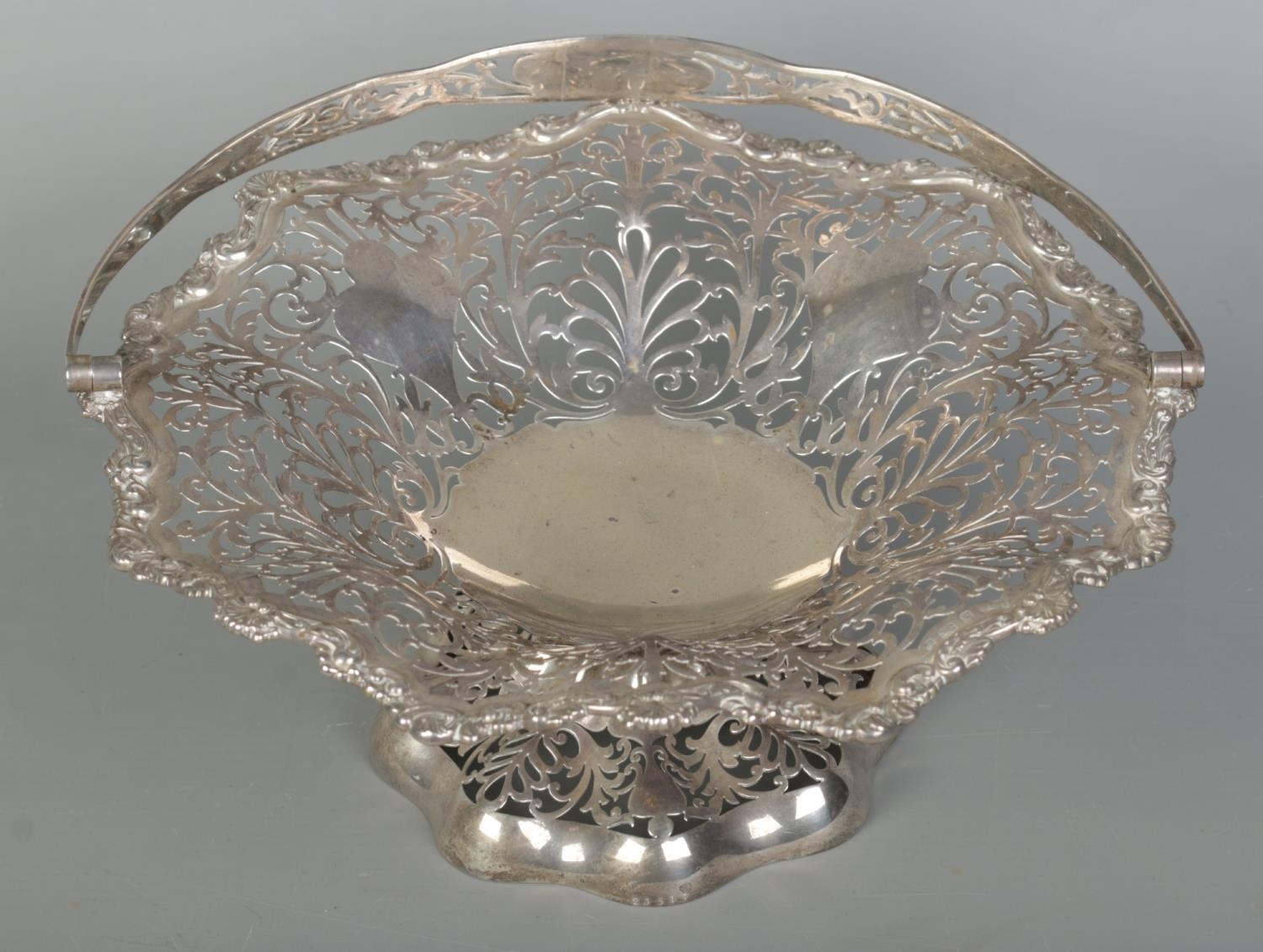 An Edwardian pierced silver basket with swing handle. Assayed Birmingham 1905 by Elkington & Co. - Image 3 of 4