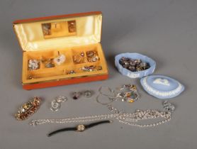 A musical jewellery box and single Wedgwood trinket box containing a collection of assorted