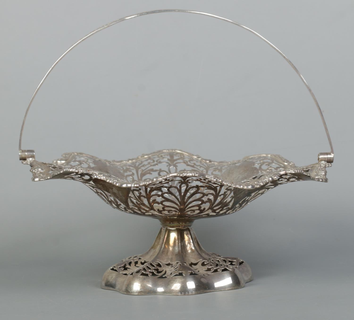 An Edwardian pierced silver basket with swing handle. Assayed Birmingham 1905 by Elkington & Co. - Image 2 of 4