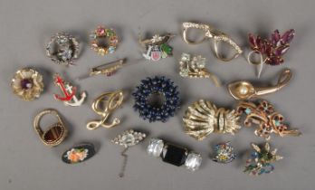Twenty costume jewellery brooches. Includes enamelled and paste set examples.