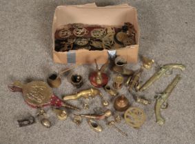 A box of metalwares. Mainly brass items to include fox, boots, bronze pestle and mortar, cannon etc.