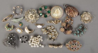 Twenty costume jewellery brooches. Includes Jewelcraft, paste set etc.