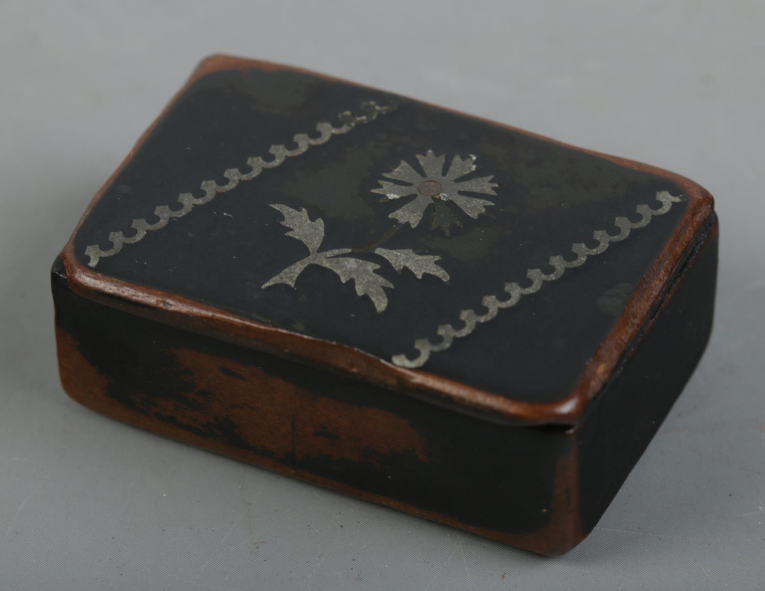 A Georgian papier mache snuff box with pewter inlay. Length 4.5cm - Image 2 of 2
