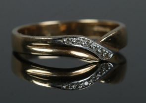 A 9ct Gold and six stone diamond ring. Size T. Total weight: 3.5g.