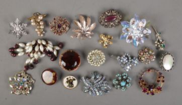 Twenty costume jewellery brooches. Includes paste set examples.