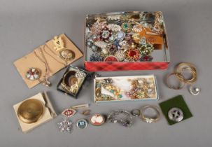 A tin of assorted costume jewellery to include good collection of vintage brooches, necklaces,