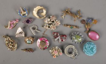 Twenty costume jewellery brooches. Includes Hollywood, yellow metal filigree example etc.