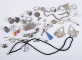 A tray of silver and white metal jewellery. Includes thimbles, brooches, rings etc.