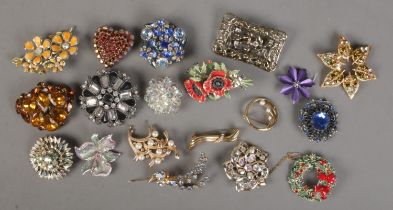 Nineteen costume jewellery brooches. Includes Trifari and Exquisite examples.