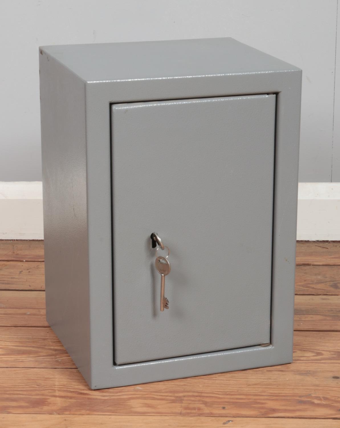 A Brattonsound engineering hand gun safe with two keys and wall fixing holes to reverse. Approx.