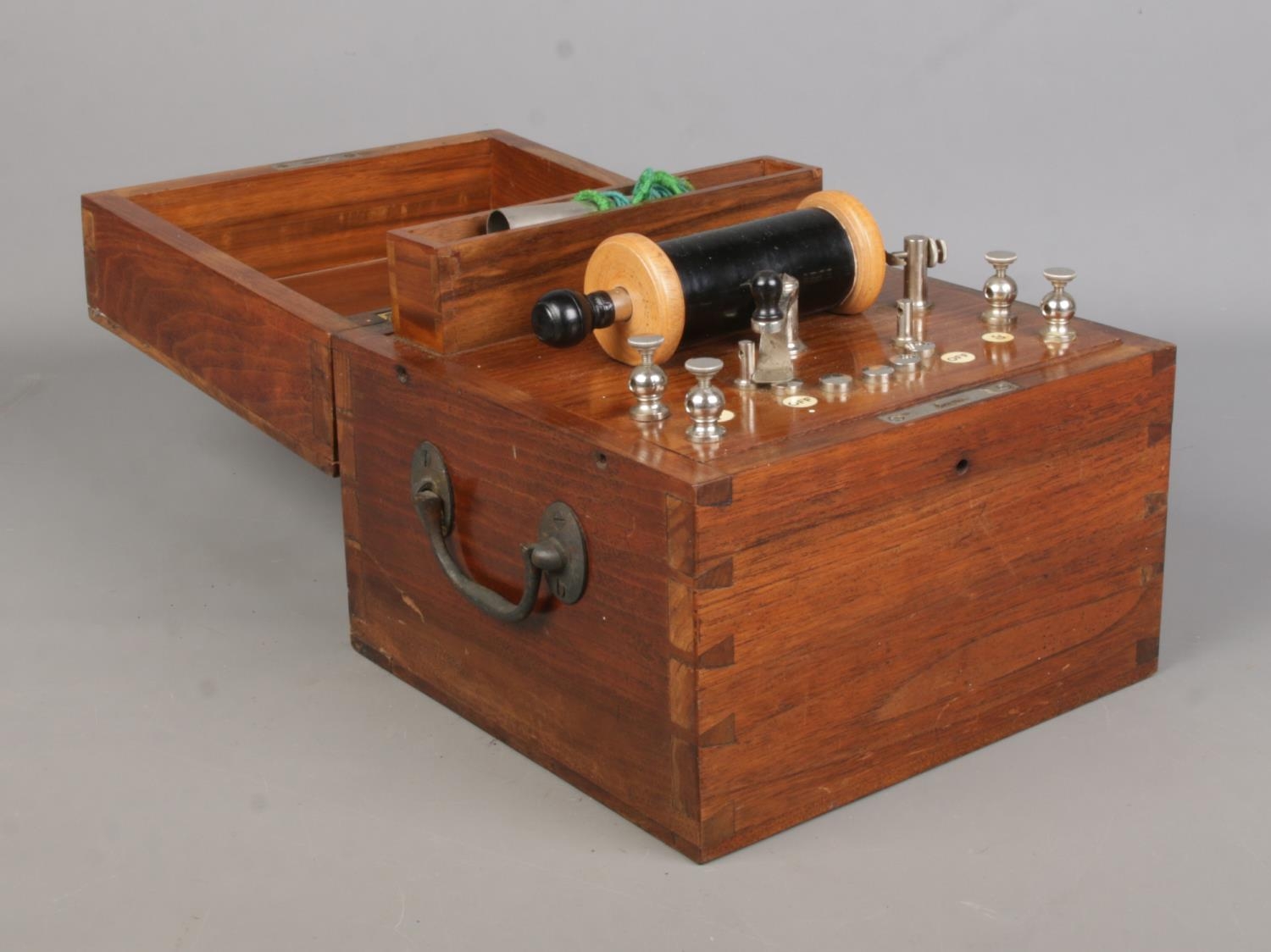 An early Twentieth Century 'Cohen's Patent' shock machine, in fitted box. Requires rewiring.