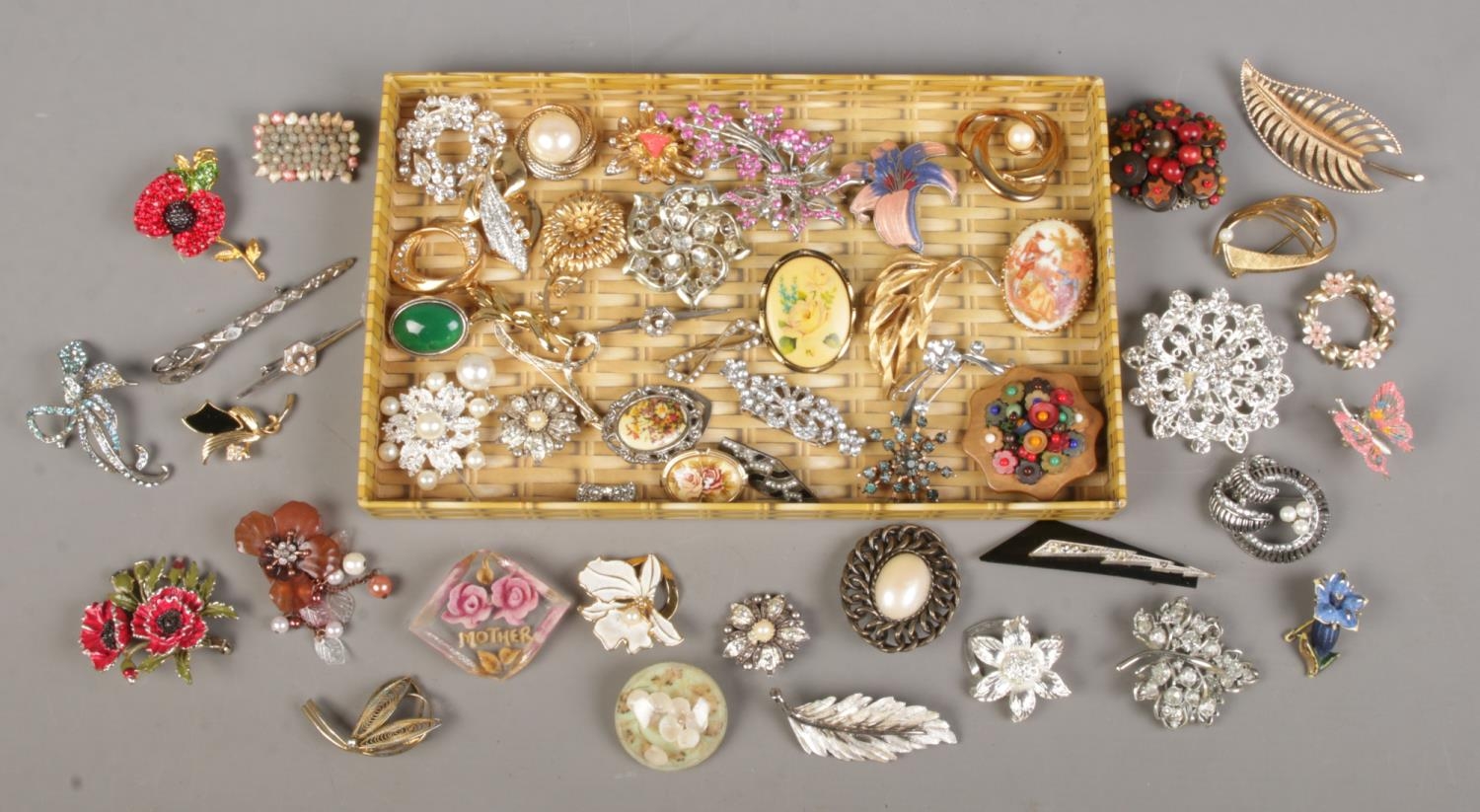 A tray containing a large quantity of costume jewellery brooches. Includes paste set,