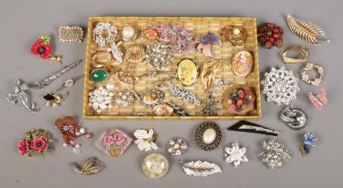 A tray containing a large quantity of costume jewellery brooches. Includes paste set,