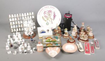 A box of assorted collectables to include Tudor Mint figures, Little Nook Village by The Leonardo
