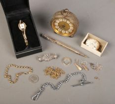 A quantity of collectables and jewellery oddments. Includes 9ct gold clasp, silver propelling