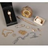 A quantity of collectables and jewellery oddments. Includes 9ct gold clasp, silver propelling