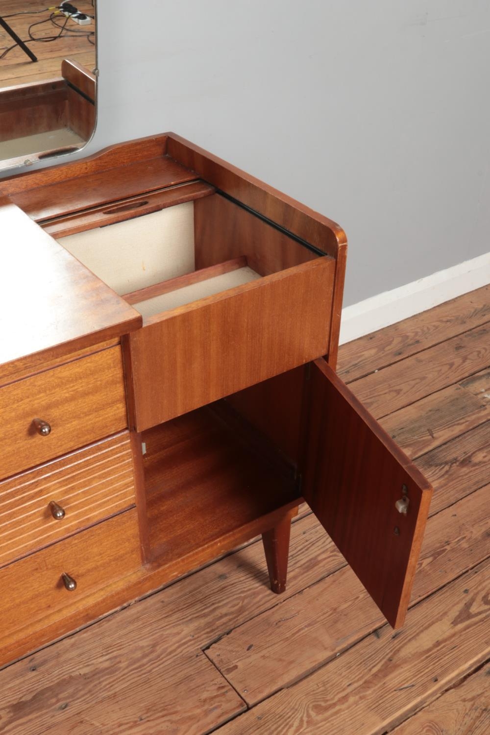 A mid-century Austinsuite teak dressing table, with three drawers flanked by two cupboard doors - Bild 3 aus 3