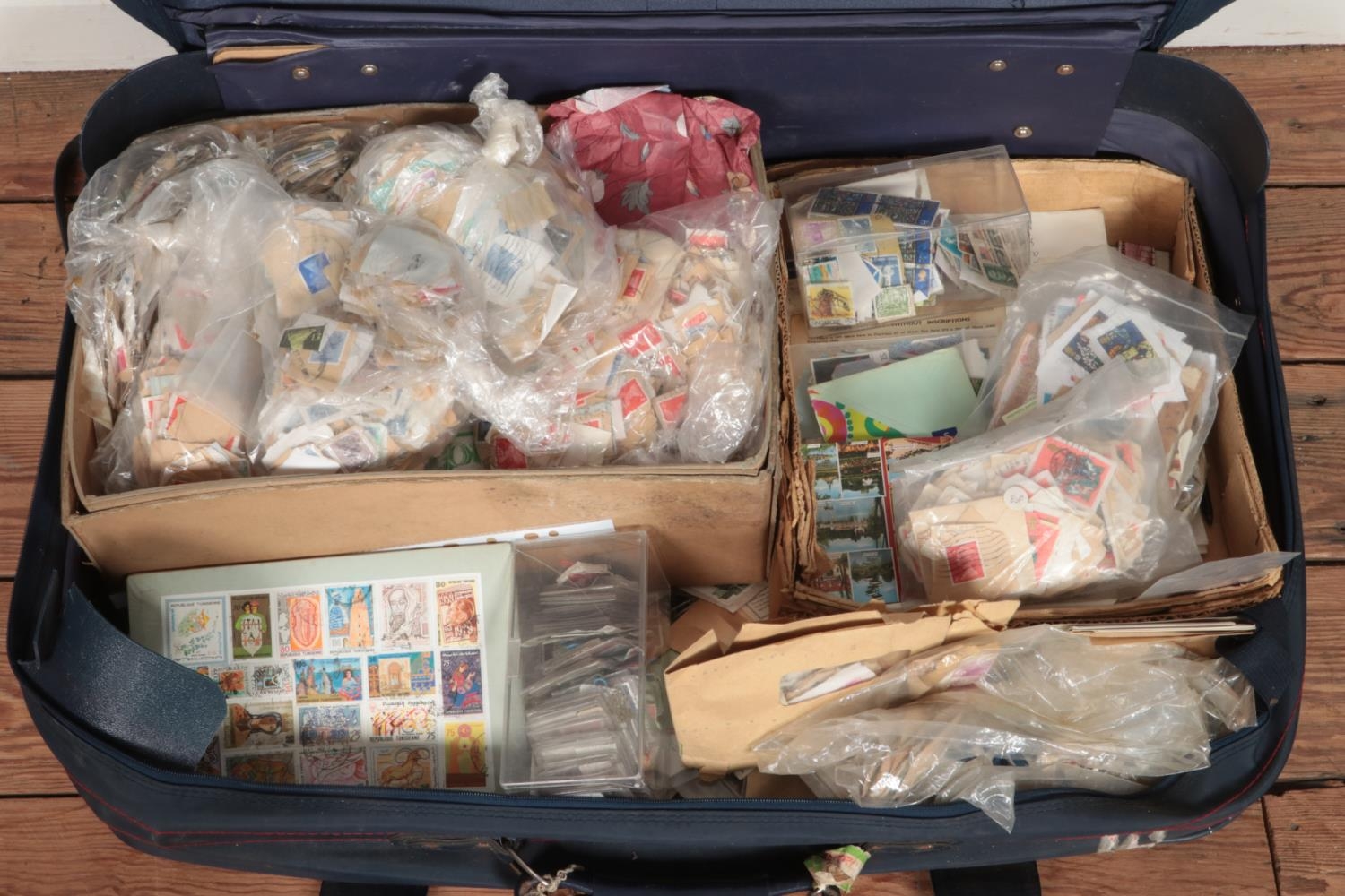 A suitcase containing a large collection of used stamps, covers and postcards, including Great - Bild 2 aus 2