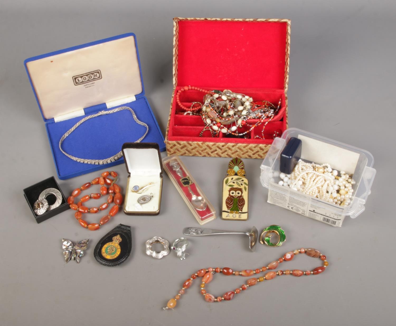 A collection of assorted costume jewellery and collectables to include brooches, Women's Land Army