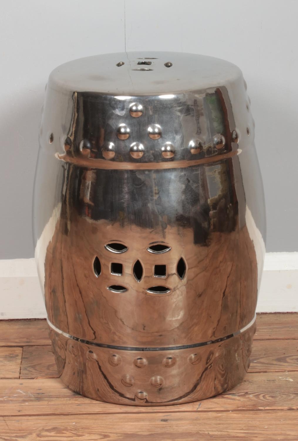 A ceramic barrel stool with silver finish. Height: 47cm