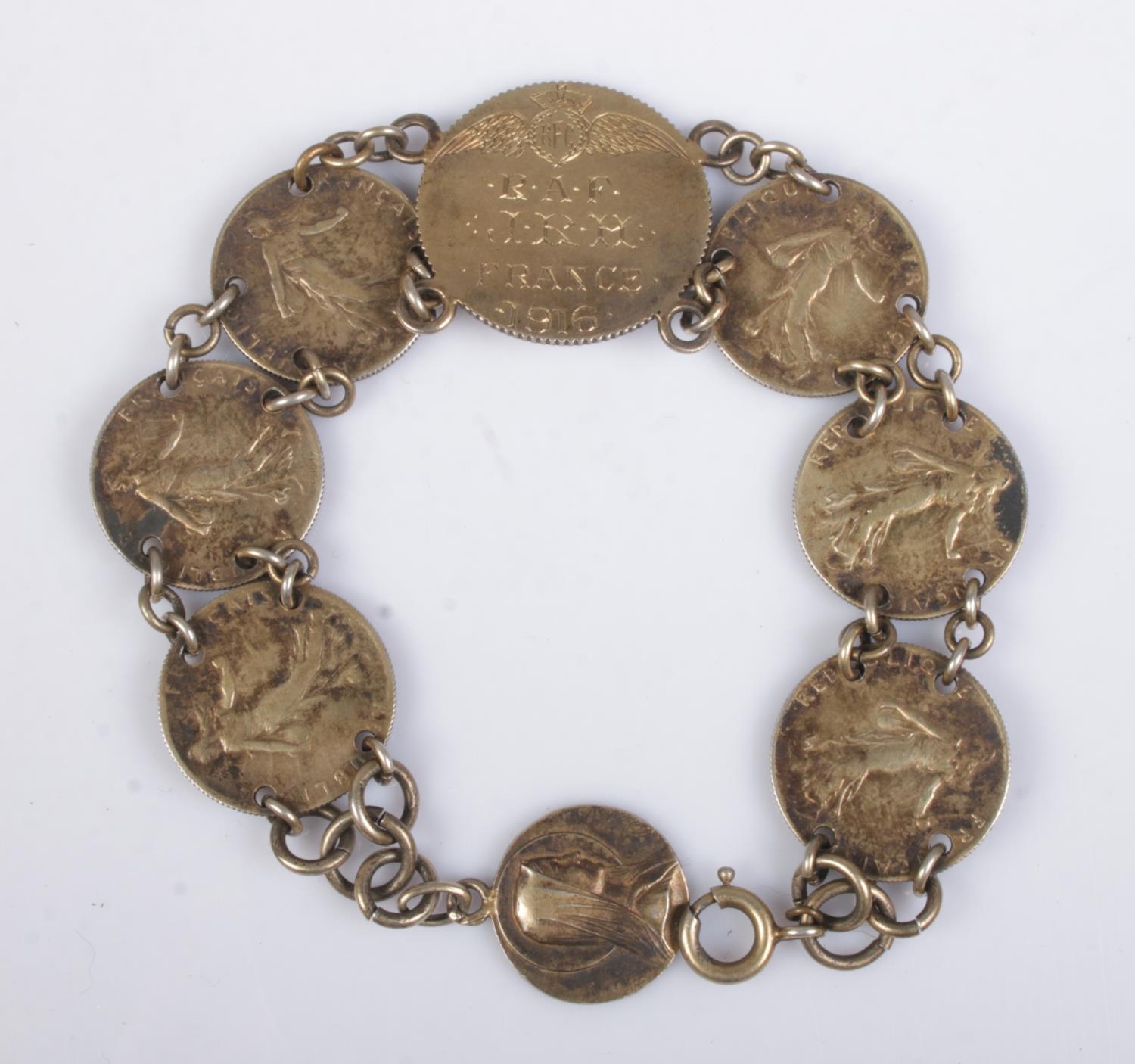 A Royal Flying Corps sweetheart coin bracelet, composed of 1914-17 50 Cenitmes coins and central - Bild 2 aus 2